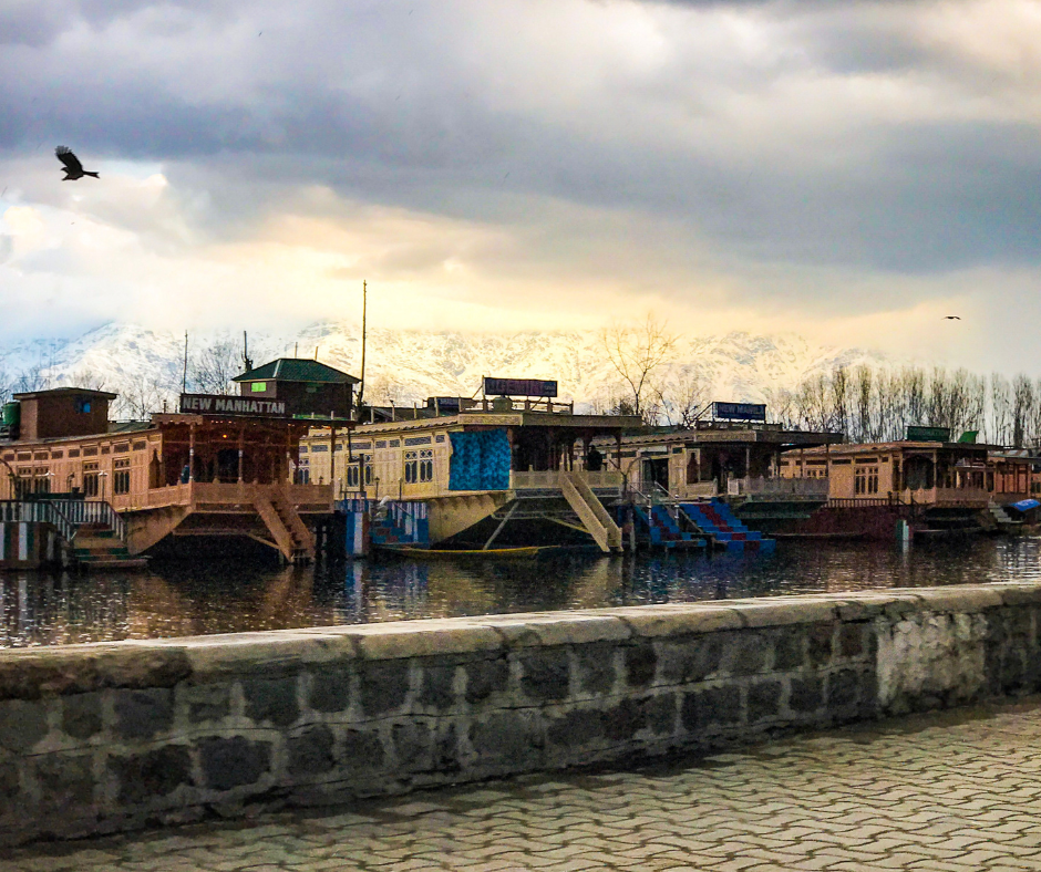 Why a Kashmir Shikara Houseboat Experience is a Once-in-a-Lifetime Adventure You Can’t Miss